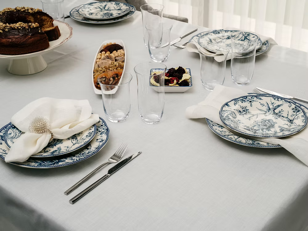 22 Maggio Istanbul Sereno Linen Tablecloth-Elegant dining table setting with blue and white瓷器, glassware, and food.