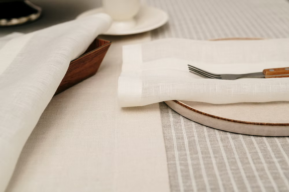 22 Maggio Istanbul Suolo Linen Tablecloth-Close-up of a neatly set table with a napkin, fork, and plate.