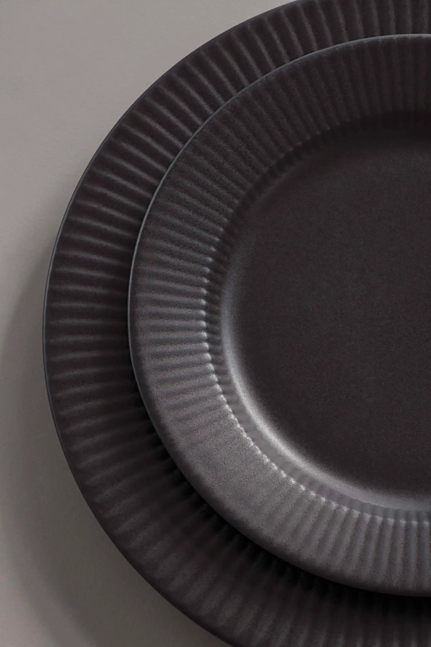 Legio Nova Black dinner plate