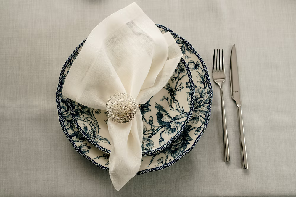22 Maggio Istanbul Sereno Linen Napkin Set of 4-Decorative plates with a napkin and cutlery on a textured surface