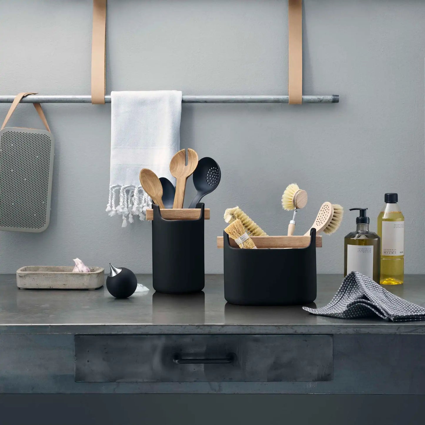 Soap dispenser black