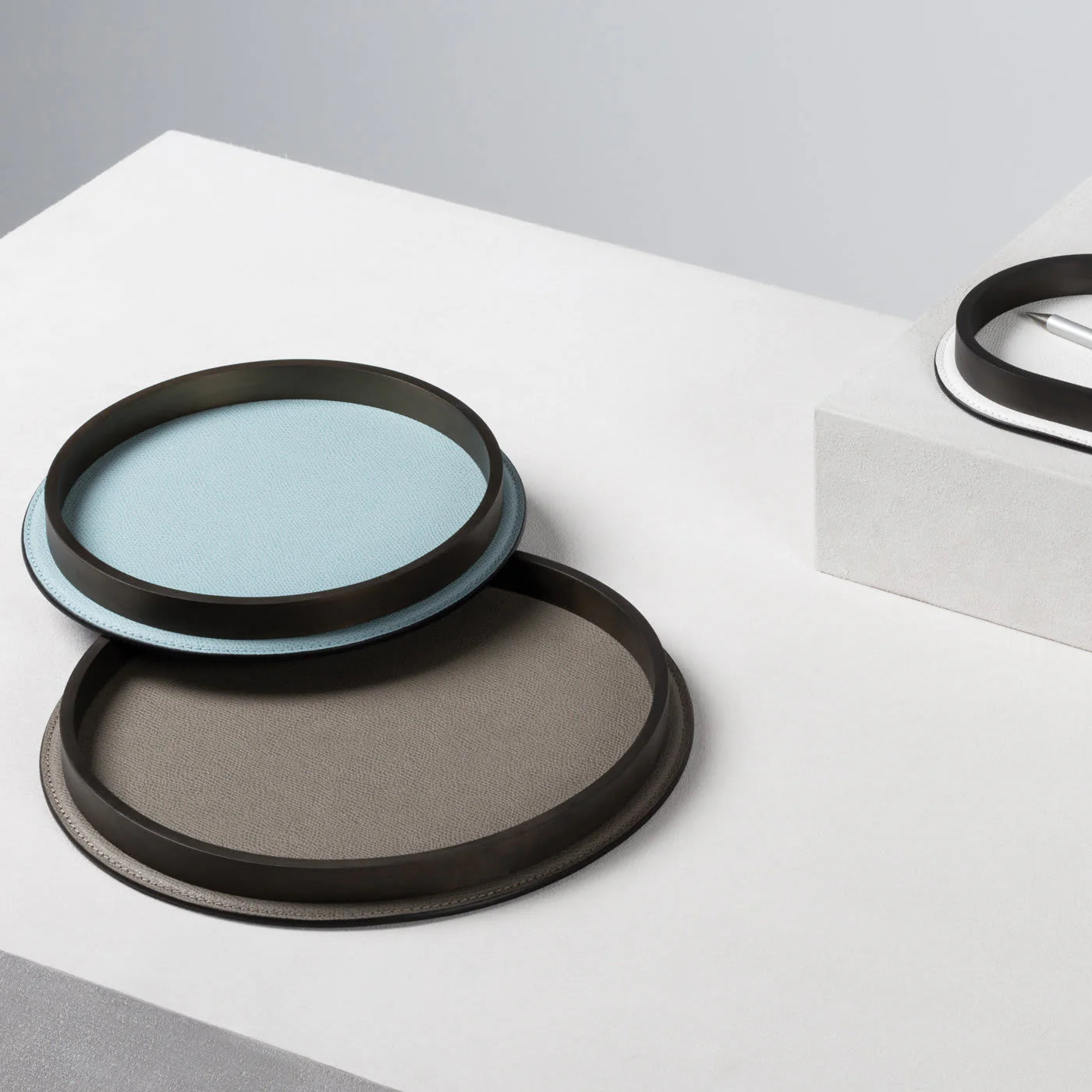 Regis Leather-Covered Valet Tray Round w Metal Base