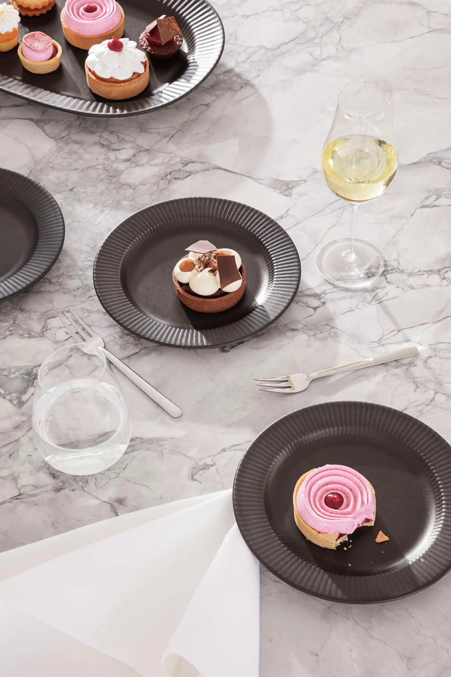 Legio Nova Black serving dish