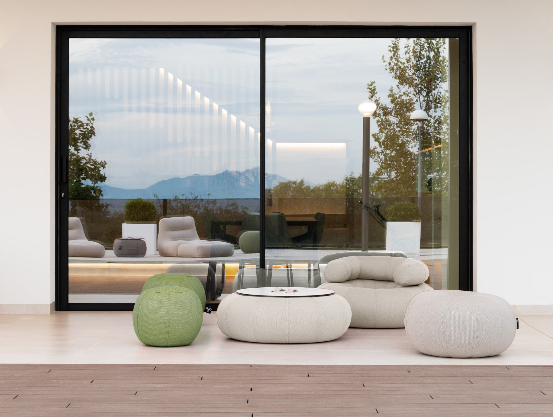 OGO Don Out Sofa L 3D-outdoor-behind a glass window 