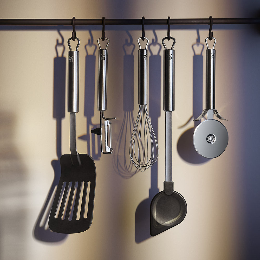 Profi Plus Pizza Cutter-kitchen utensil-Set of kitchen utensils hanging on a magnetic strip against a gradient background