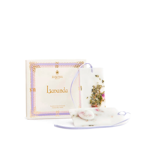 Candle with decorative packaging labeled 'Lavanda' on a white background